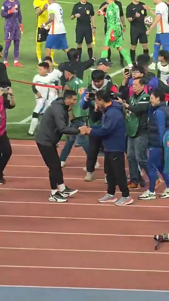 面对前辈邵佳一躬身双手和崔康熙握手