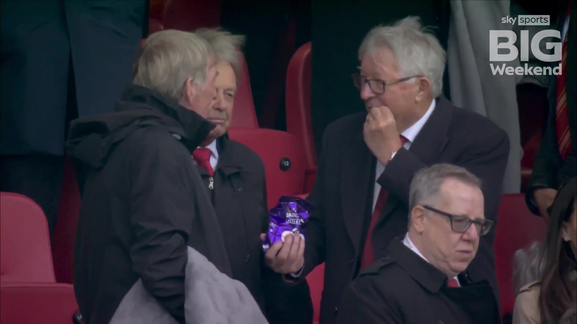 老小孩弗格森爵士和达格利什爵士在分享零食