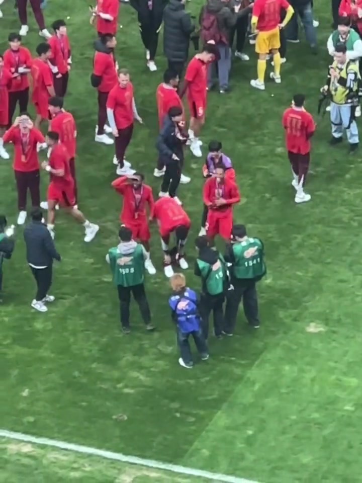 太皮了蒋光太趁队友队友庆祝把对方裤子扒了