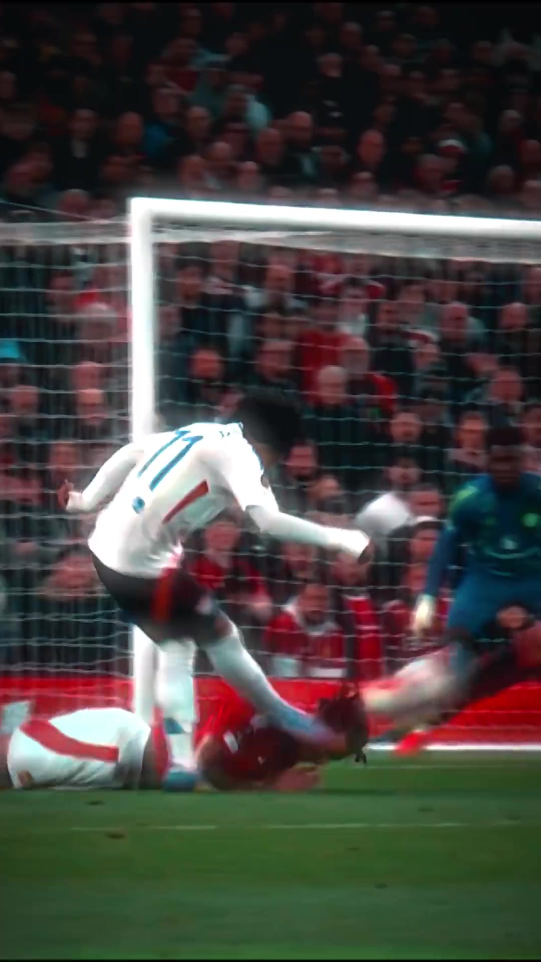 真男人约罗这一次倒地用头去封堵对手射门展现了曼联的血性