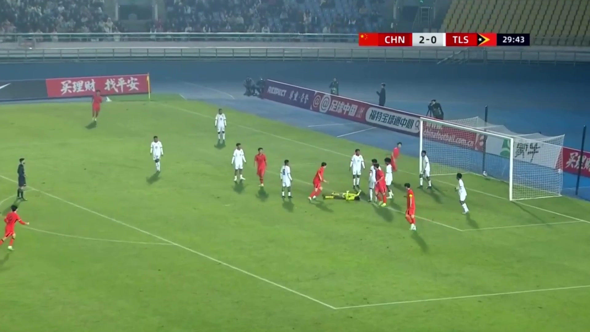 万项角球传到中路张伯霖头球破门