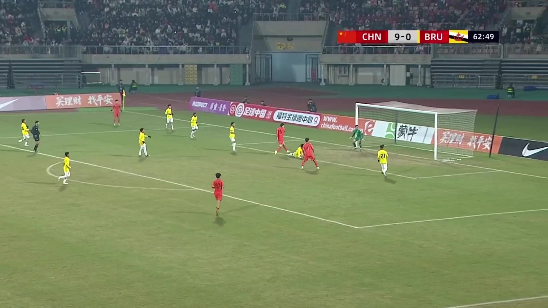 残暴张伯霖破门完成双响国少10-0领先文莱